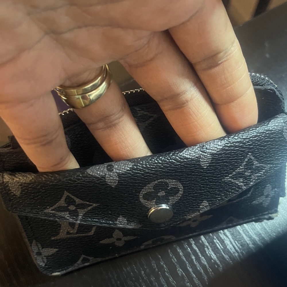 **Damaged Black Card Holder-Button Pocket Doesn’t Open** - Picture 8 of 8
